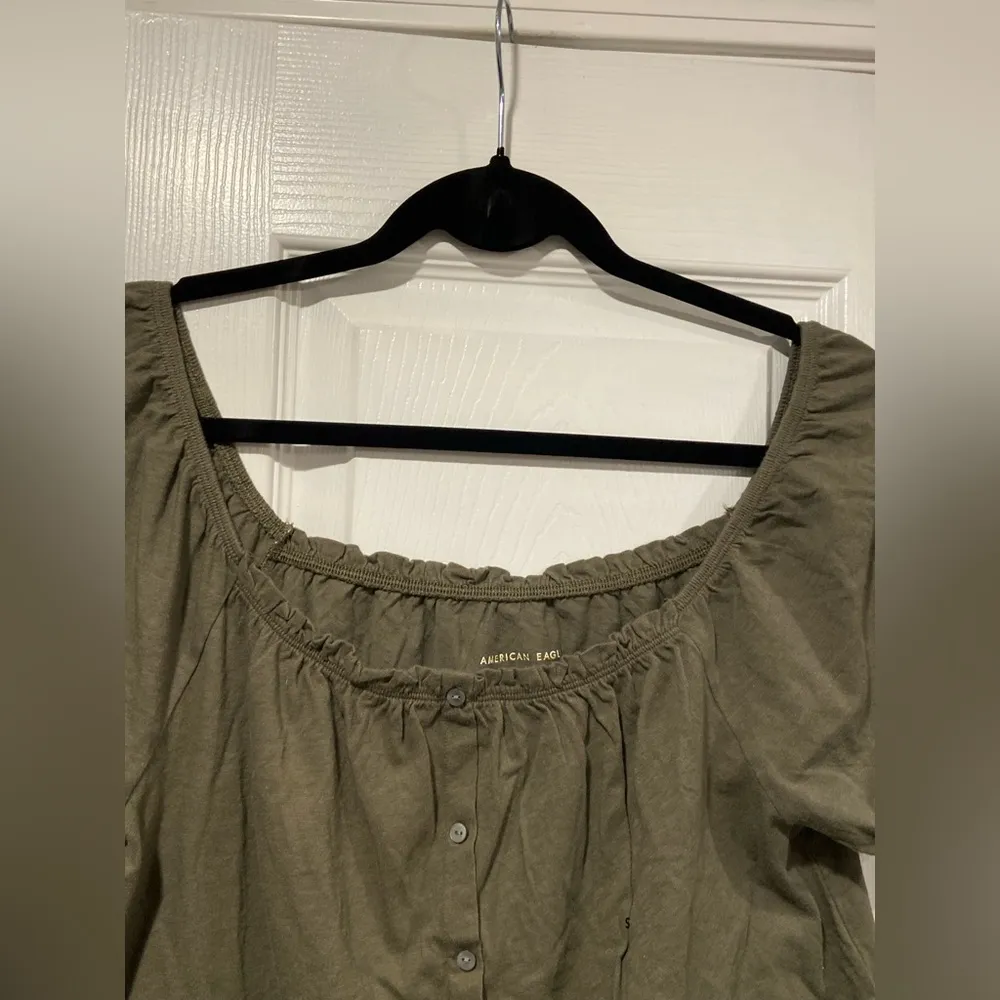 NWOT American Eagle Size S Army Green Scoop Neck Puff Sleeve Button Peasant Top - Image 2