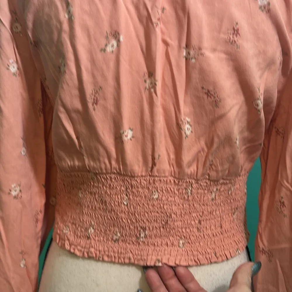 Hollister Floral Print Long Sleeve Cropped Blouse Elastic Waist Size S EUC - Image 6