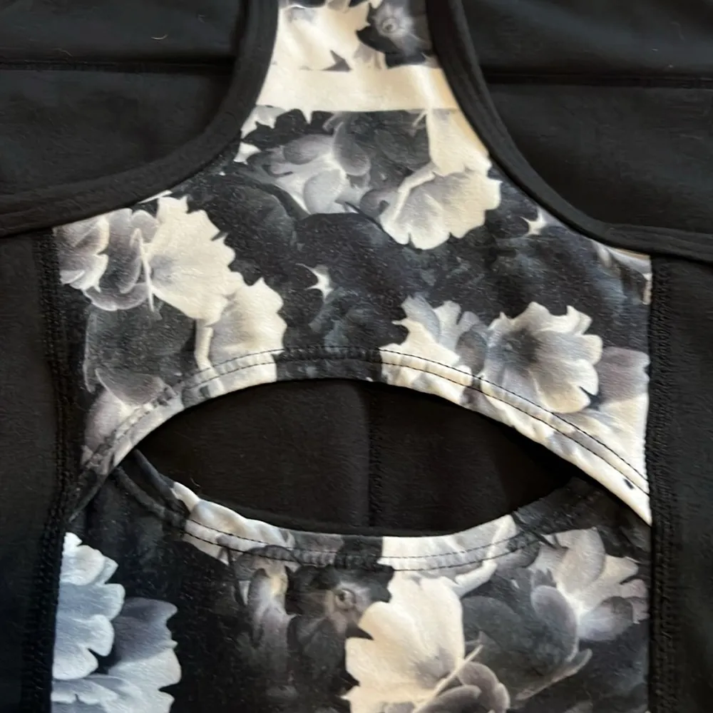 Performance Cropped Tank Top Color Black & Floral Size L EUC - Image 3