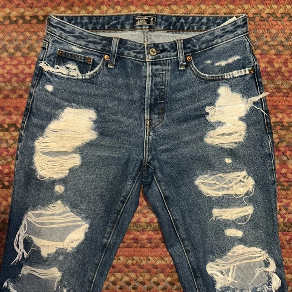 ABERCROMBIE & FITCH AMES LOW RISE SLIM BOYFRIEND HEAVILY DISTRESSED JEANS - Image 2