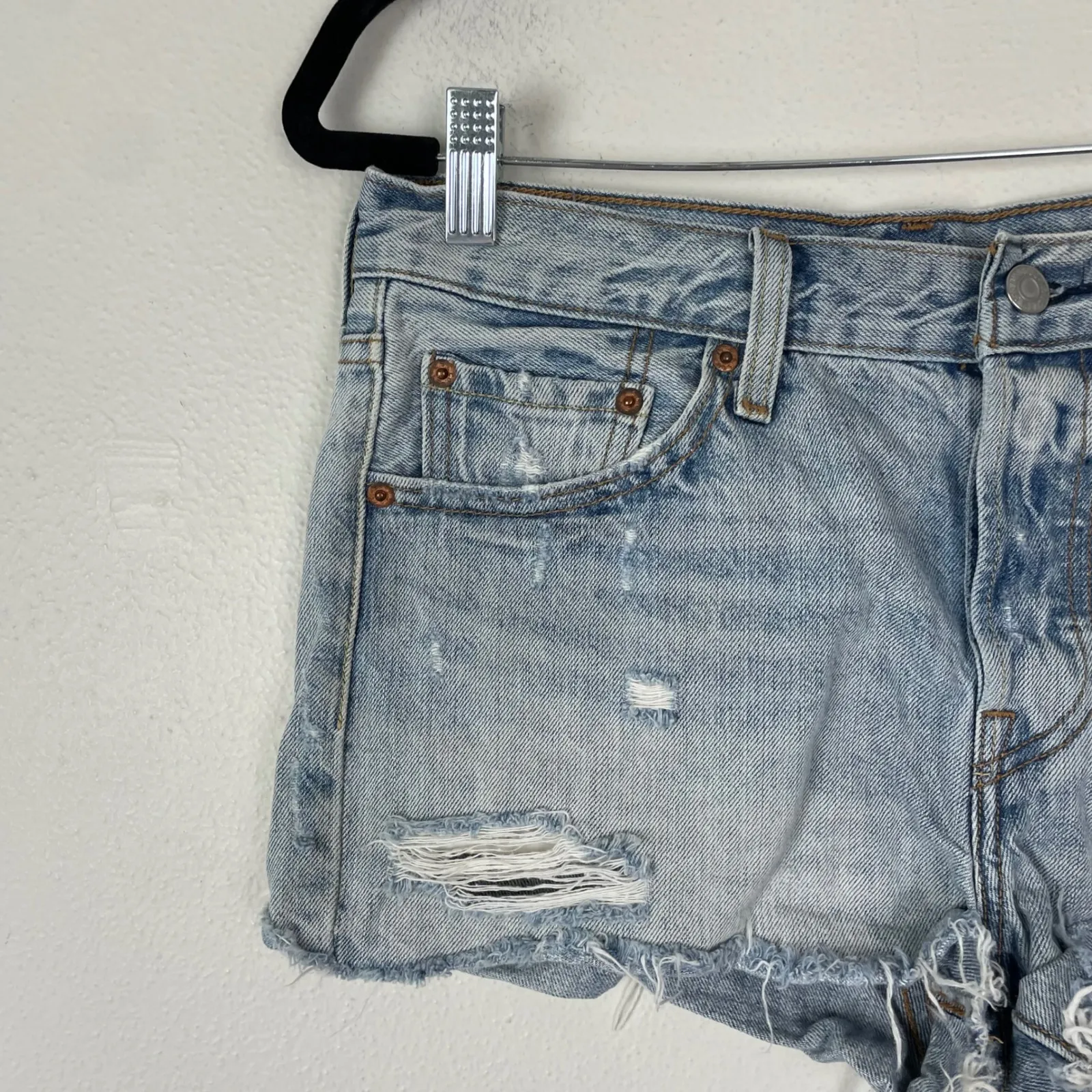 Levi's 501 Distressed Denim Shorts Women's‎ Size 28 Light Wash Ripped - Image 2