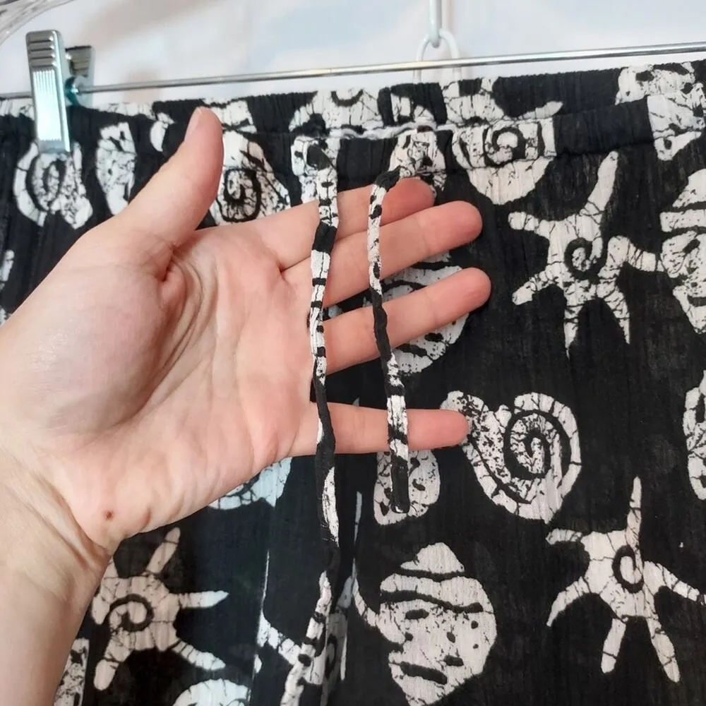 Vintage 90’s Tropical Beach Black and White Crinkle Gauze Cropped Capri Pants - Image 3
