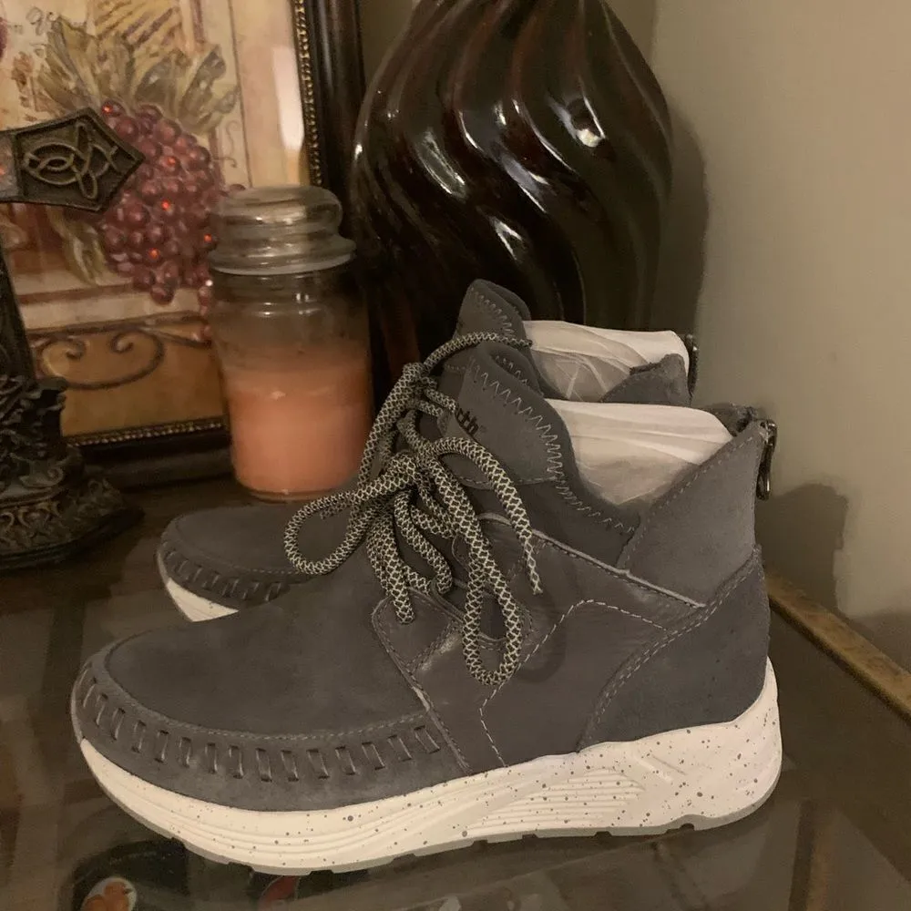 New Earth shoes size 6.5 Gray - Image 2