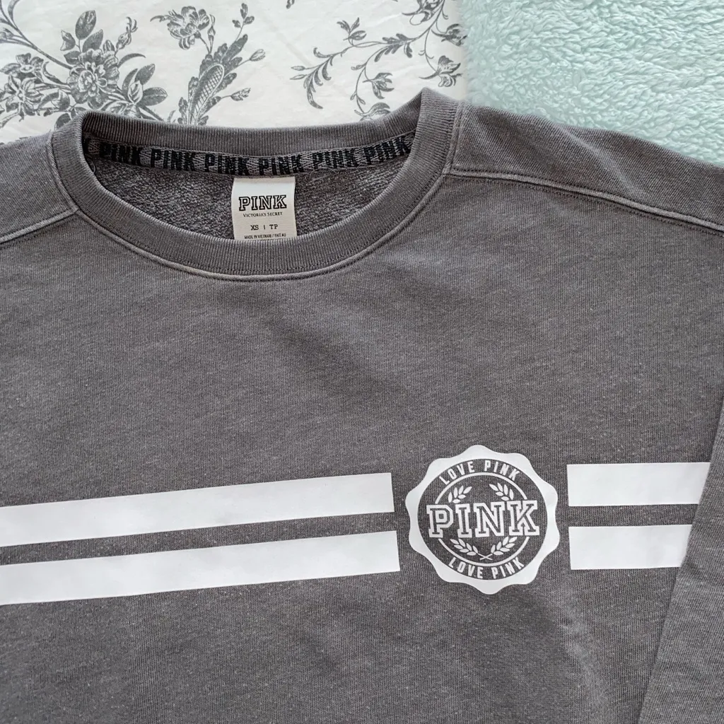 PINK Victoria’s Secret Gray Crewneck - Image 4