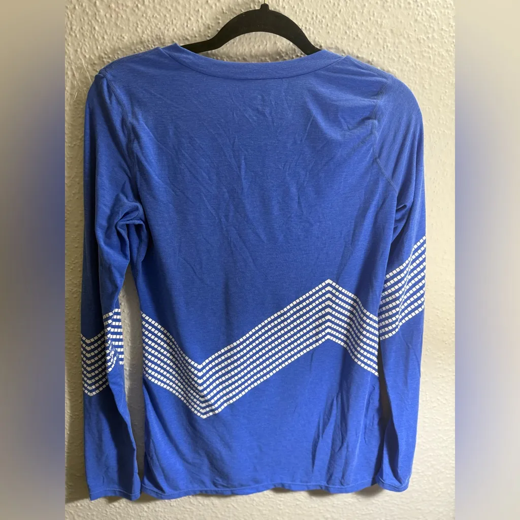 GAP Fit Women's Striped Blue Long Sleeve Tee Size S - Image 7