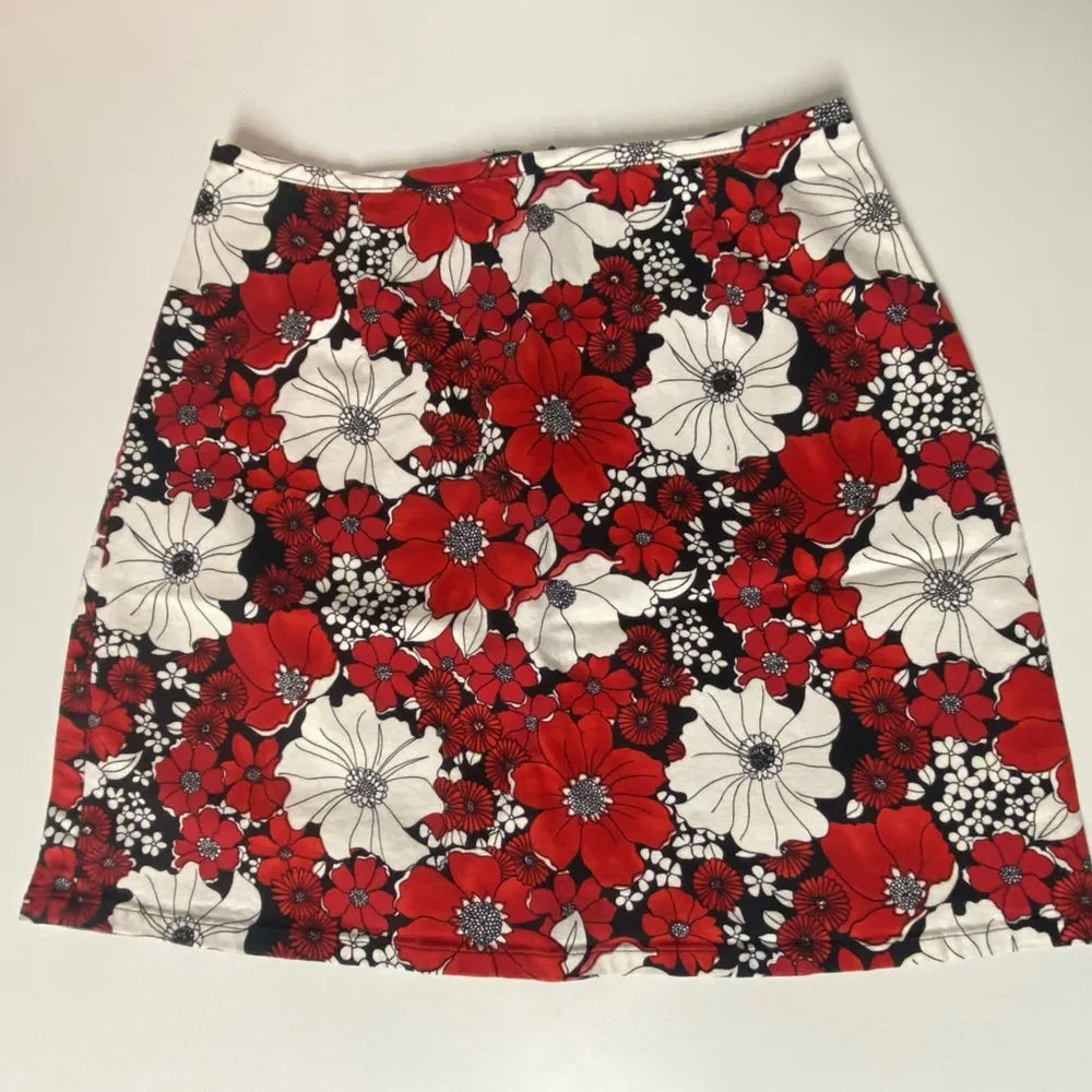 Vintage Y2K G.A.S. CO. Black Red & White Floral Mini Skirt - Image 2