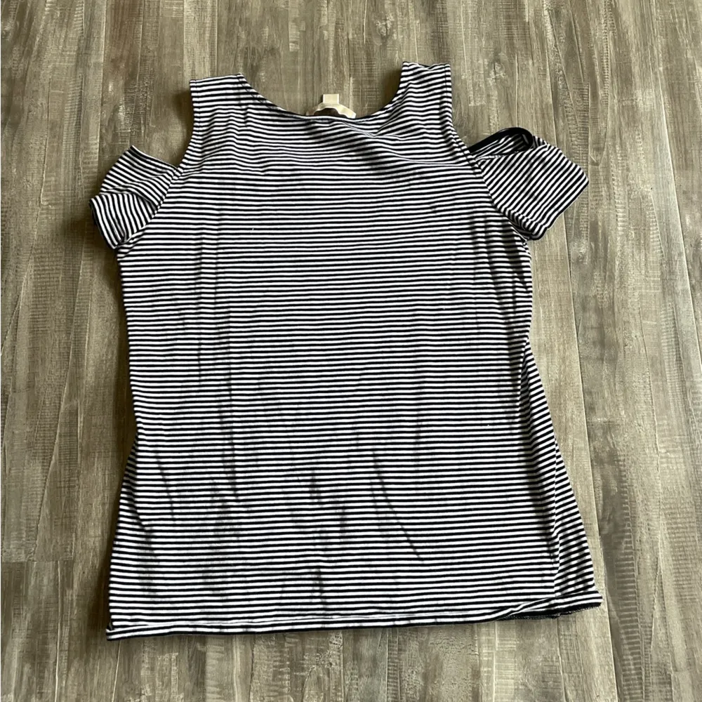 Michael Kors Cold Shoulder Short Sleeve Top Black & White Stripes Medium - Image 4