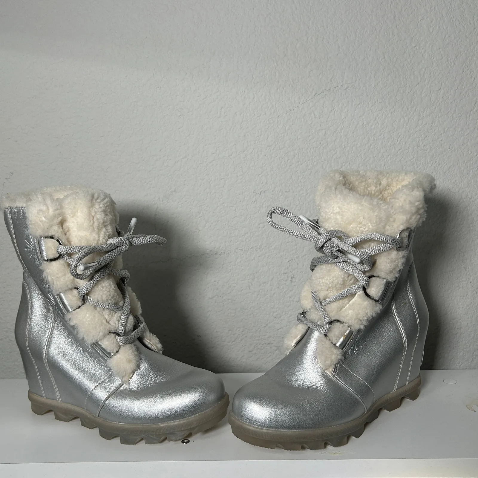 Sorel x Disney Womens Joan of Arctic Ethereal Après Ski Wedge Boots Silver 6.5 - Image 10