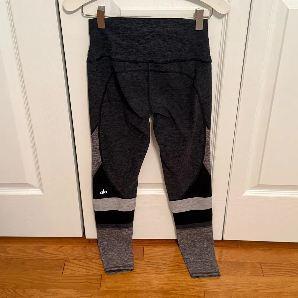 Alo Yoga Alosoft Colorblock Momentum Leggings in Gray - Image 3