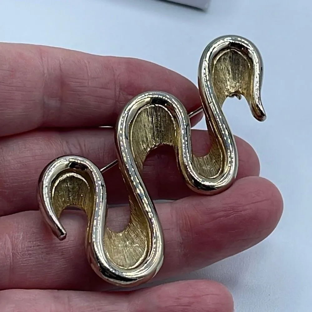 Vintage Monet ribbon wave brooch. - Image 3