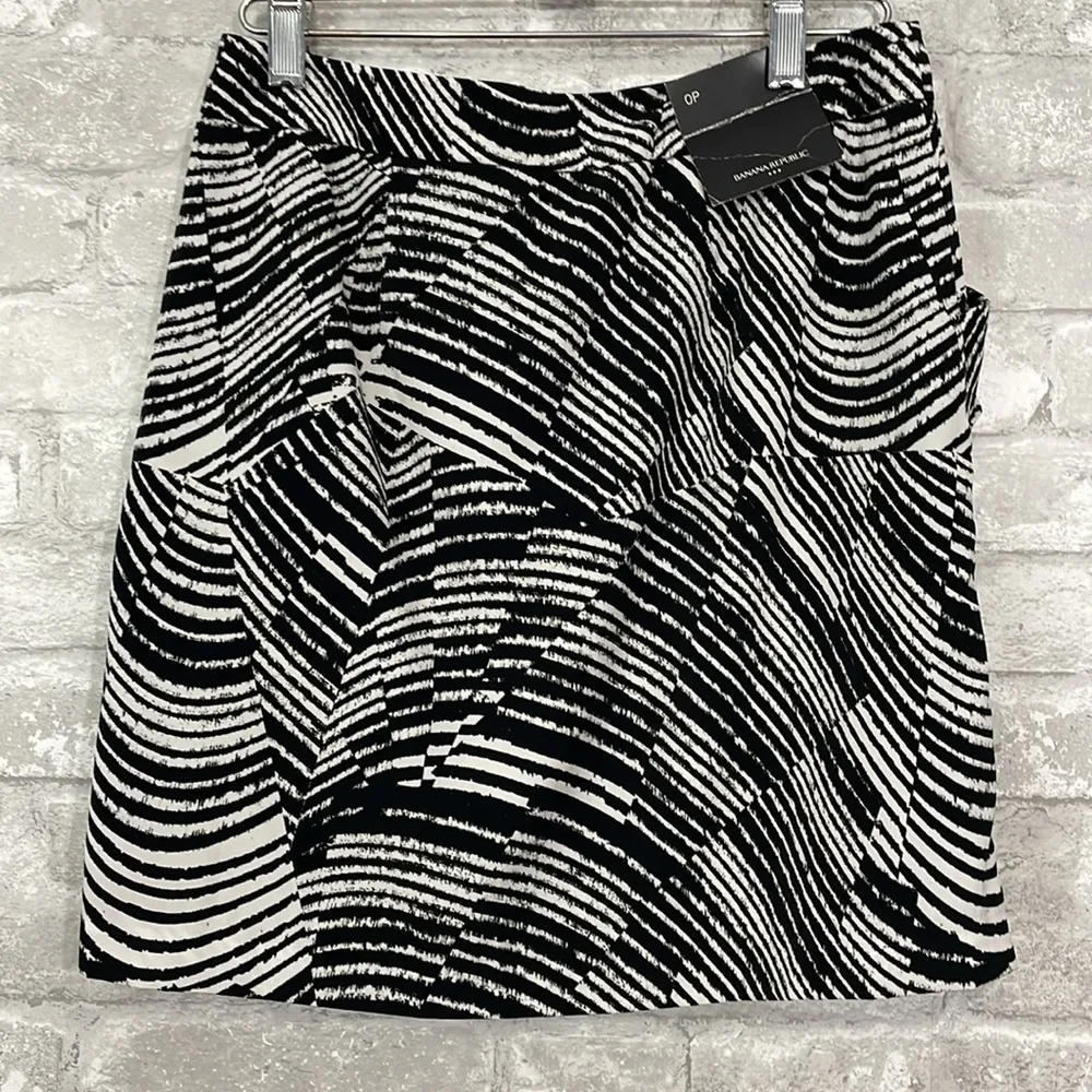 Banana Republic Bland And White Abstract Print - Image 4