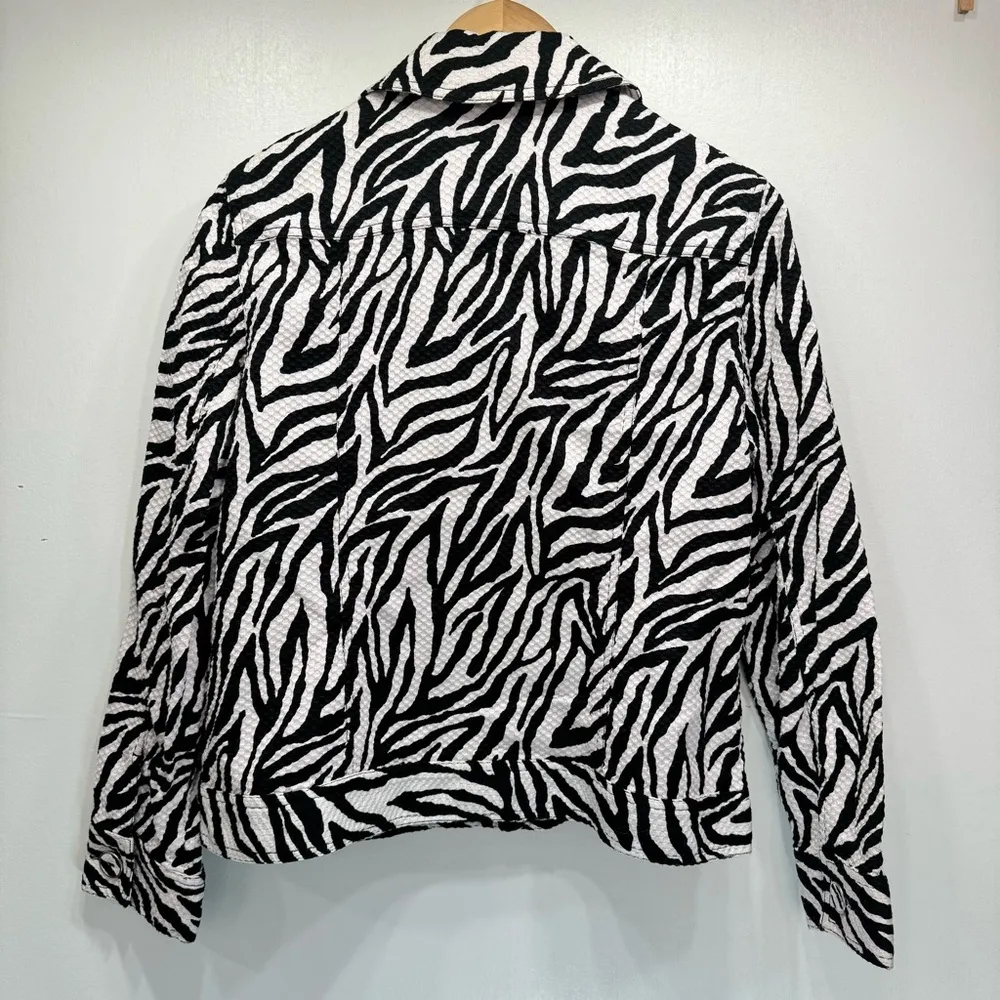 Chico’s Black & White Zebra Striped Waffle Textured Button Front Jacket Size 1 - Image 8