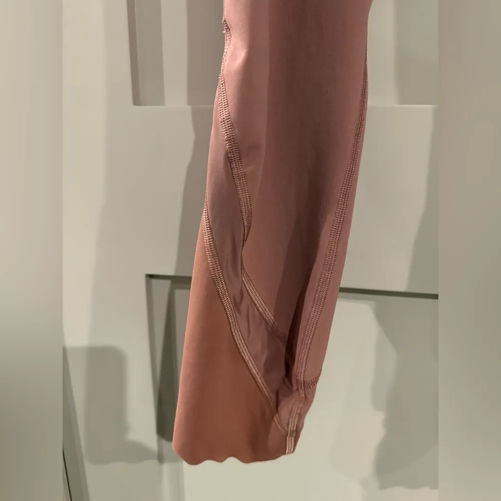 Wunder Under Scalloped Hem High-Rise Crop 23"! Size 6! Worn once! 
Luxtreme - Image 6