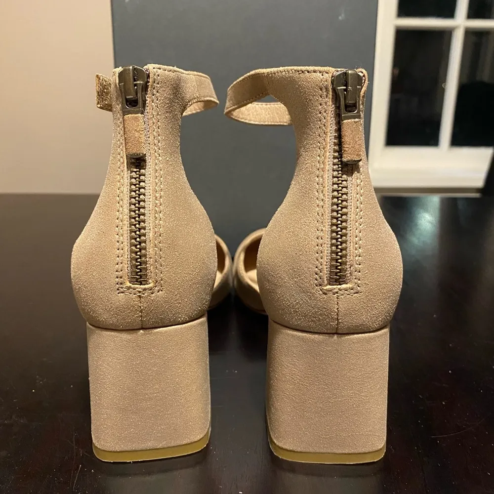 Eileen Fisher Indi Pump platinum powder metalic size 8.5. Block heel - Image 4