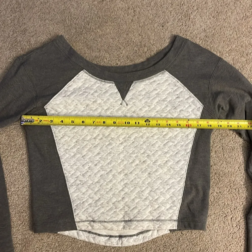 EGC women’s Zella grey & white‎ cropped sweater w/ long scoop neck size XS - Image 4