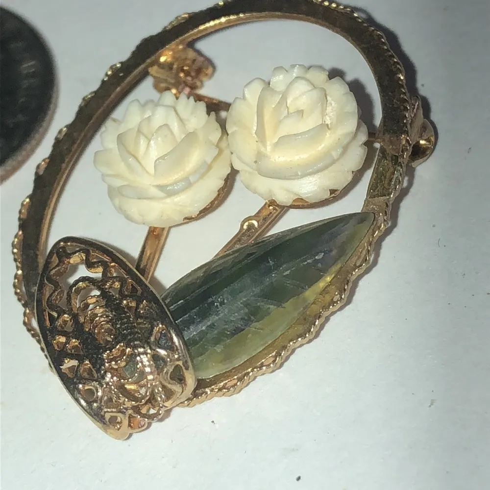 Vintage Gold Tone & Off White Flowers Jade Leaf Brooch Shoulder Pin - Image 3