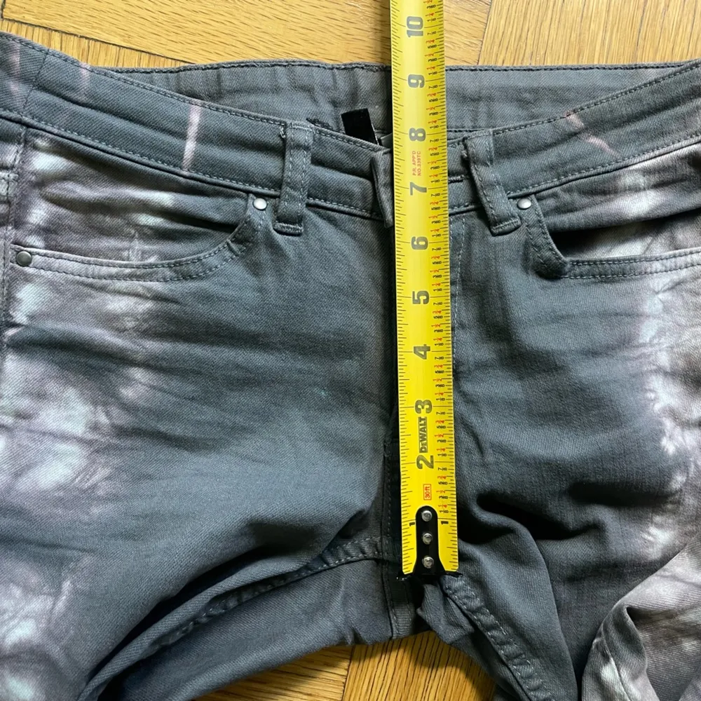 H&M Divided midrise grey skinny jeans w/ tie dye detailing sz 6 (fits like 2/4) - Image 5