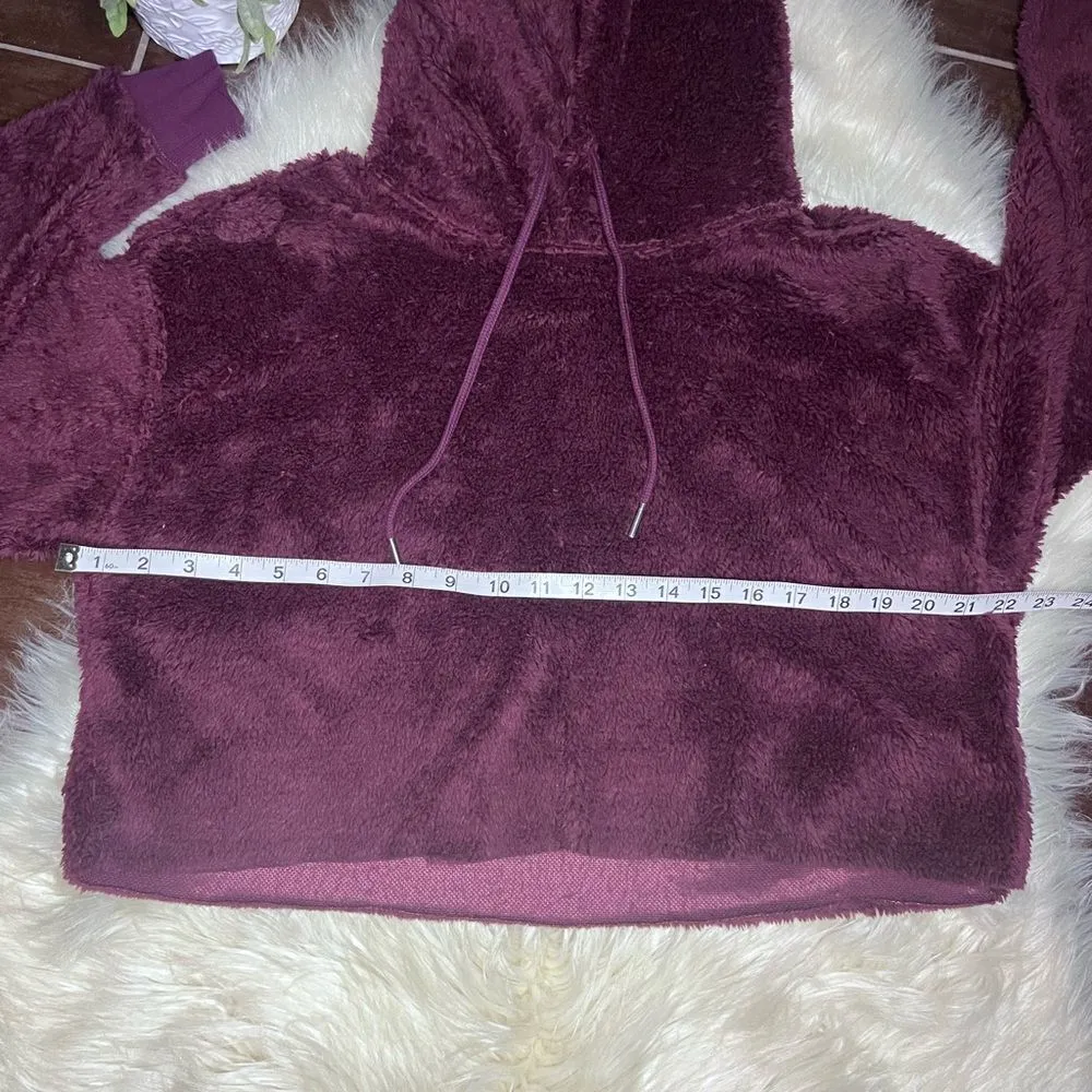 Urban Outfitters burgundy plush hooded crop top sz small - Image 7