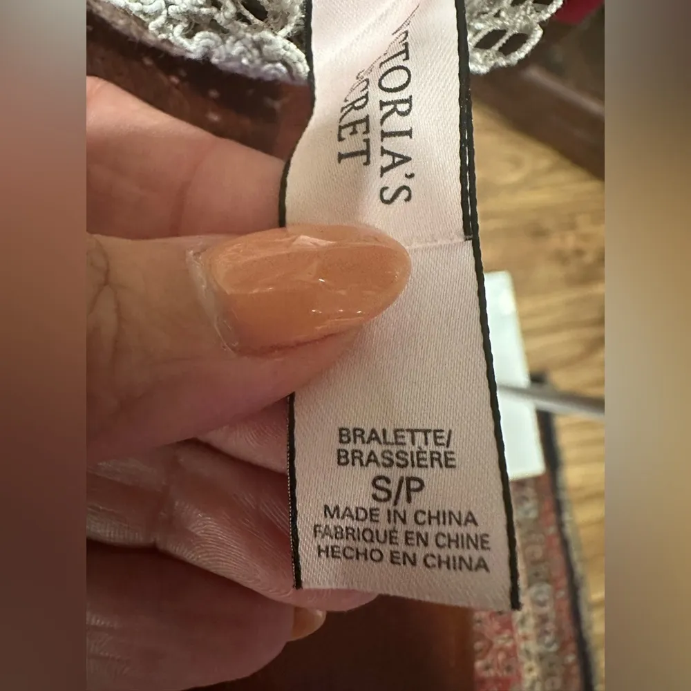 EUC Victoria's Secret Beige Floral Lace Long Line Deep V-Plunge Lined Bralette - Image 7