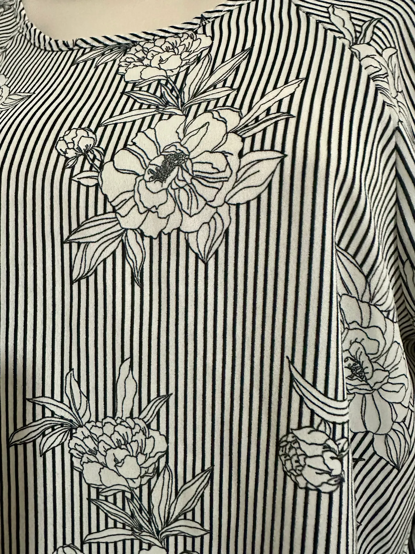 Beautiful black & white Blouse Size Medium - Image 3