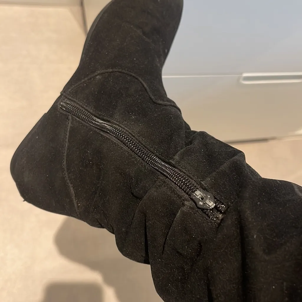 Women size 6 Black over the knee boots zipper on the inside soft suede alike - Image 5