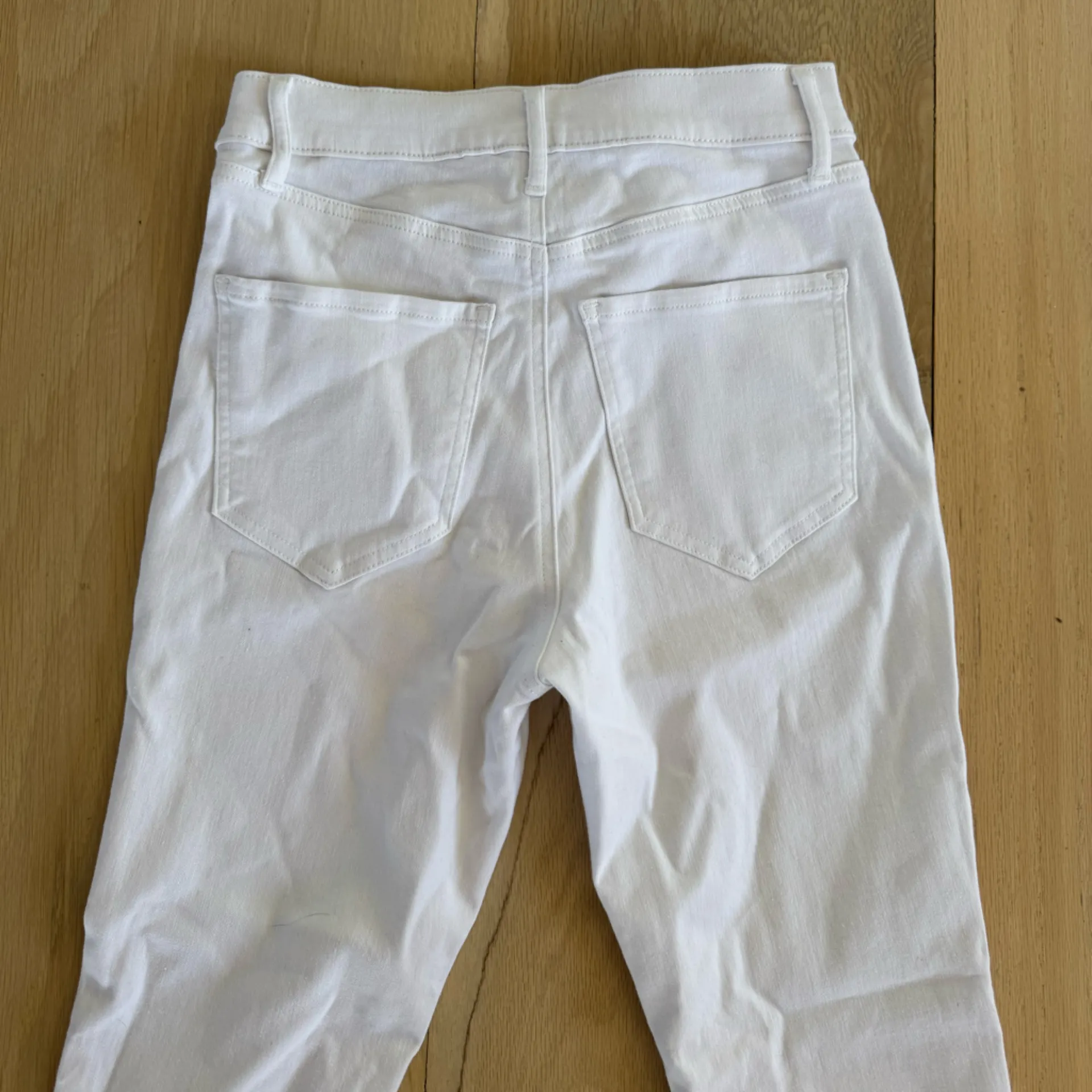 Express Cropped Flare High Rise Hyper Stretch White Jeans Size 6L NWT - Image 7