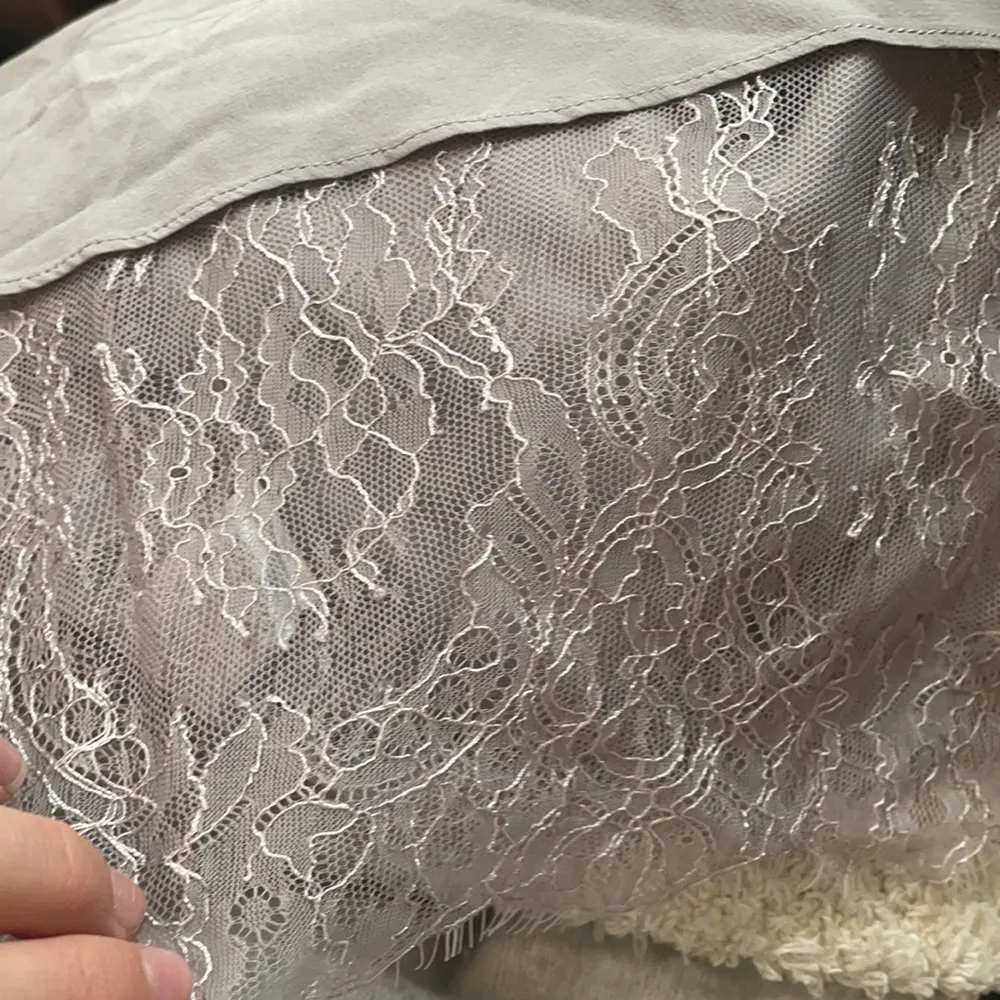 NWOT Cami NYC grey 100% silk long sleeve blouse with lace design - Image 9