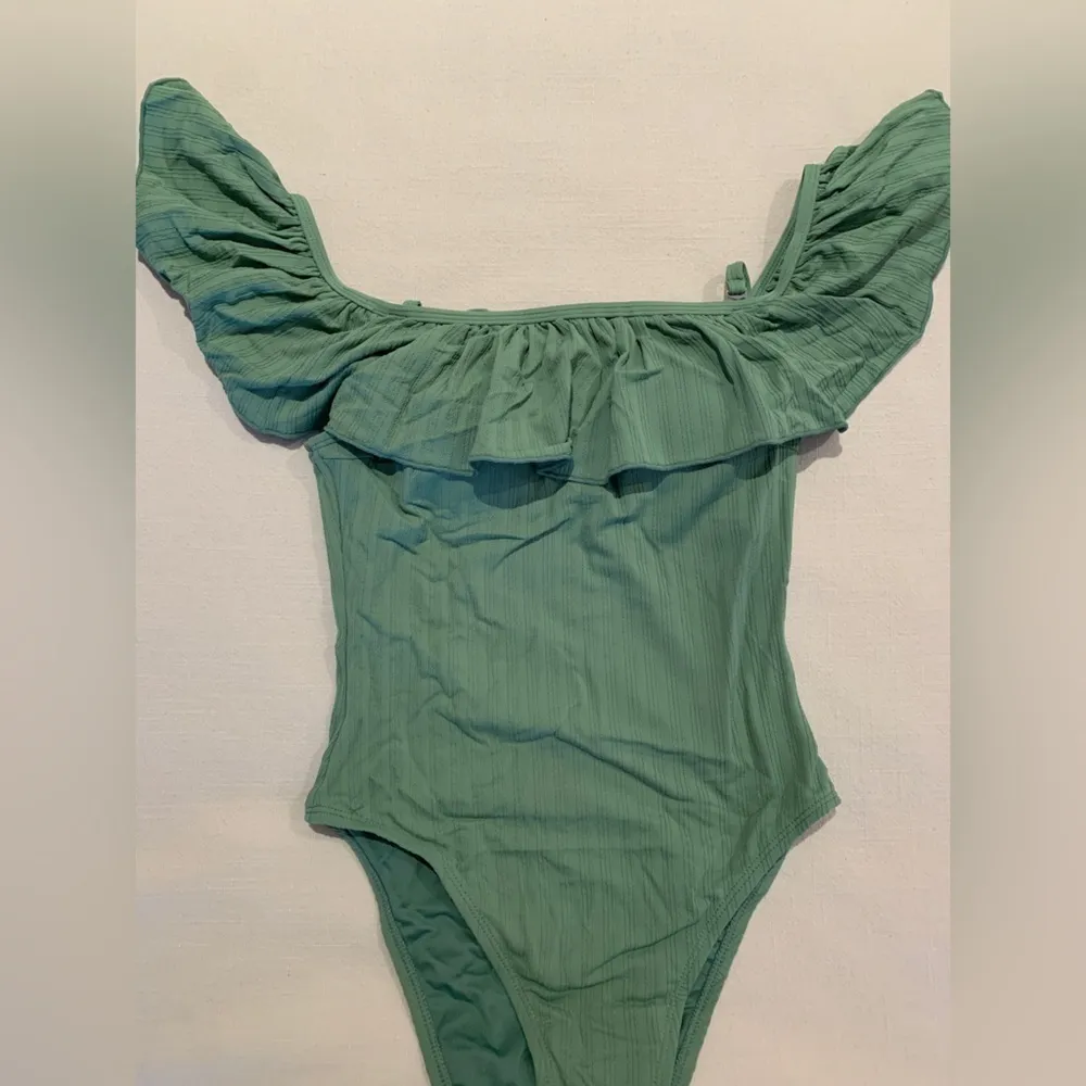 NWT CUPSHE Green Ribbed Off the Shoulder Ruffle One Piece Swimsuit Size Small - Image 7