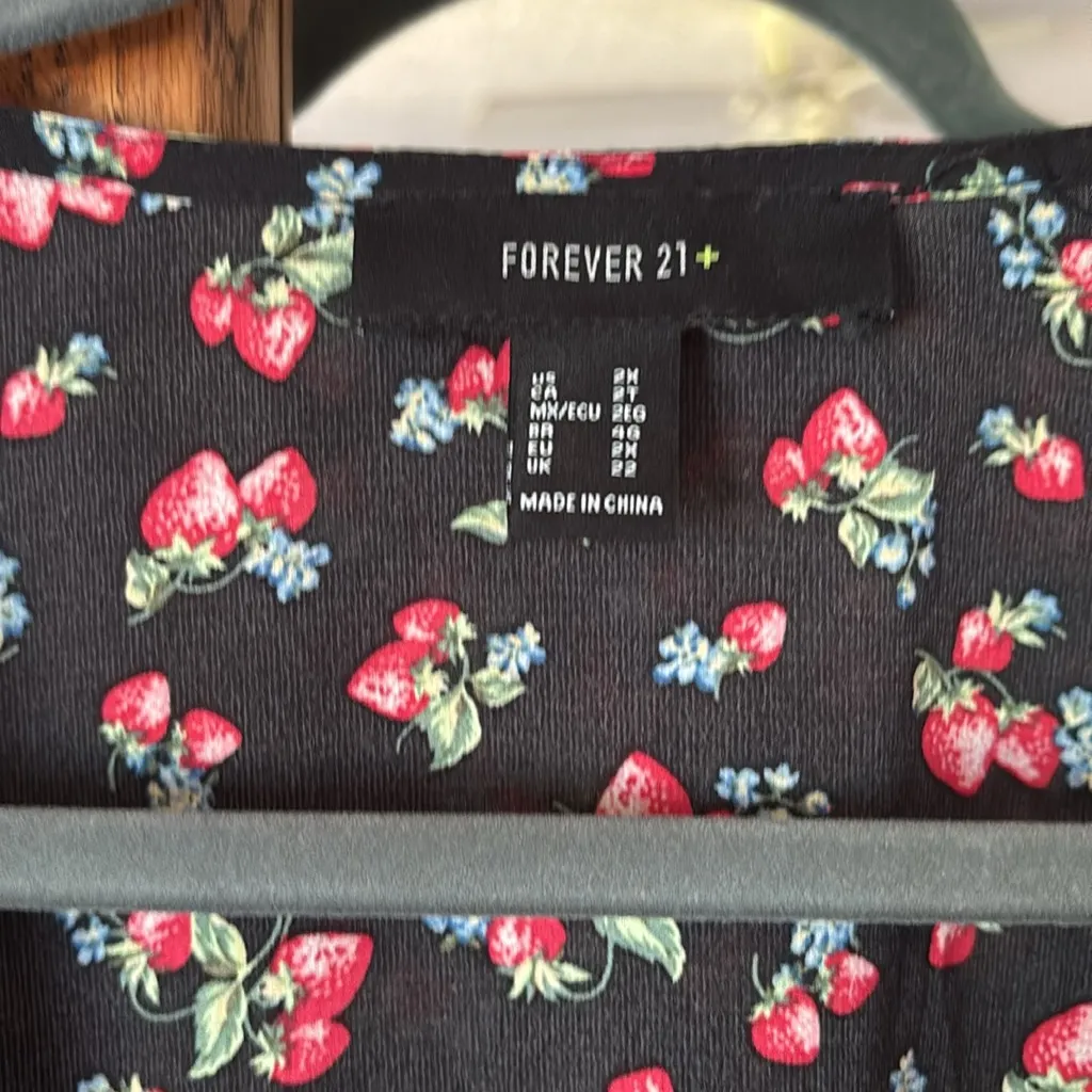 NWOT Strawberry Floral Wrap Blouse – Adjustable Tie Front Shrug Top 2x - Image 2