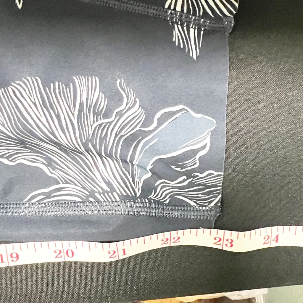 Althea floral navy blue and white sonic capri women’s high rise leggings - Image 15