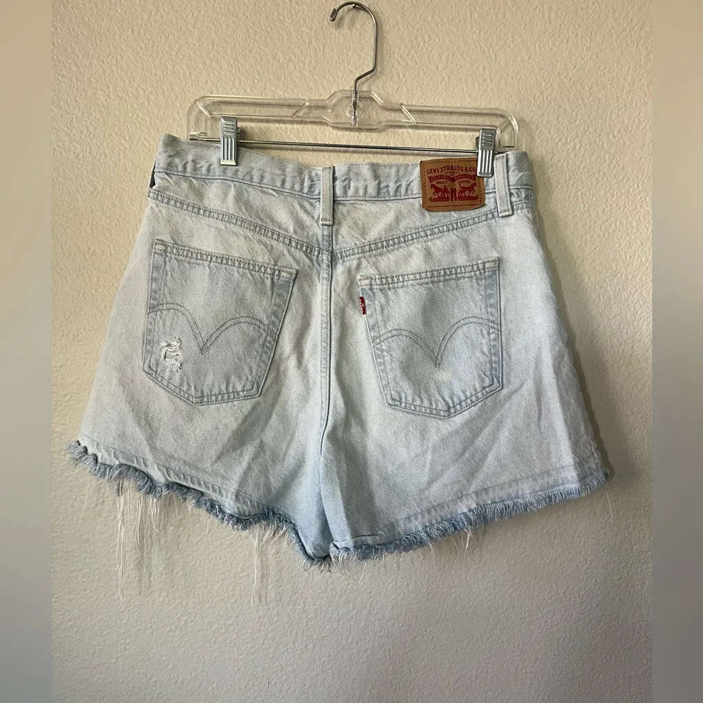 Levi’s Light Wash High Waisted Mom Distressed Jean Shorts Women’s Size 31/12 - Image 2