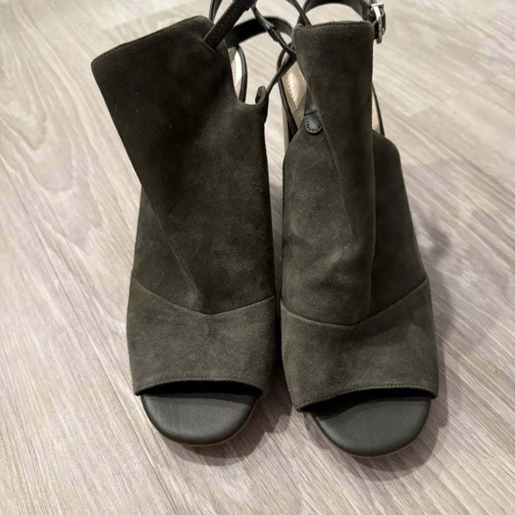 Elegant White House Black Market Green Women's Heels - Image 7