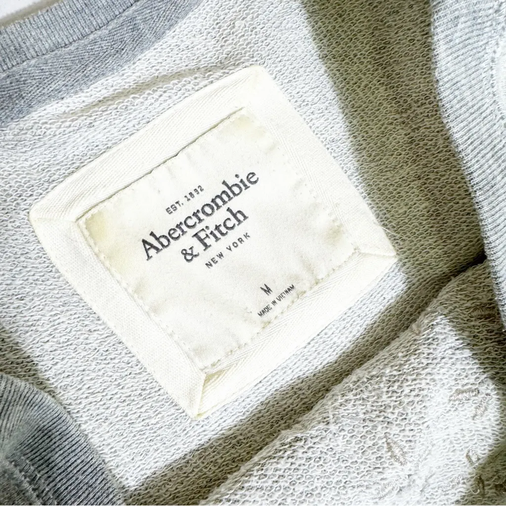 Abercrombie Rhinestone Embellished Gray Crewneck Sweatshirt Size M - Image 3