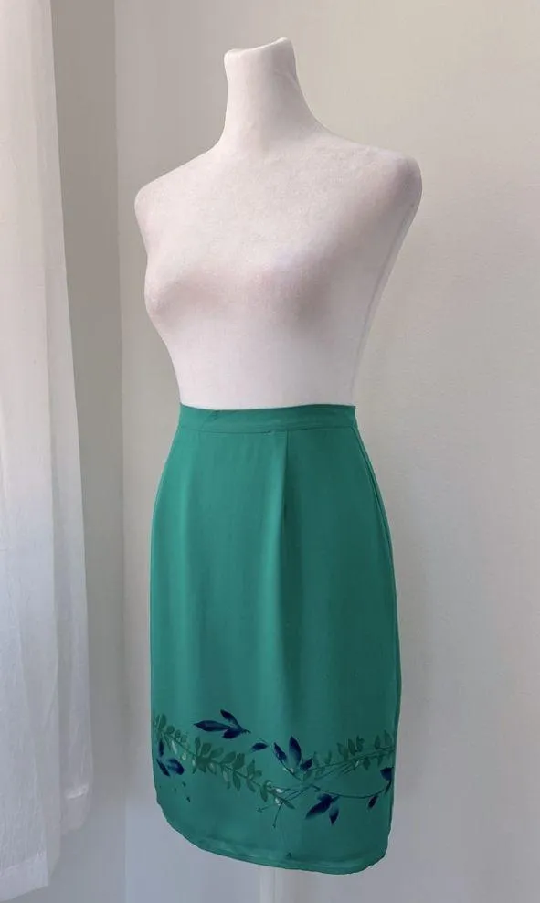 Vintage ‘90s Casual Corner Green Leaf Print 100% Silk Pencil Skirt Size 2 - Image 2