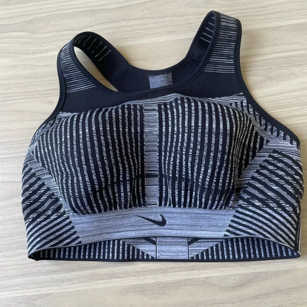 Nike Women's Black and White Patterned Sports Bra - Image 8