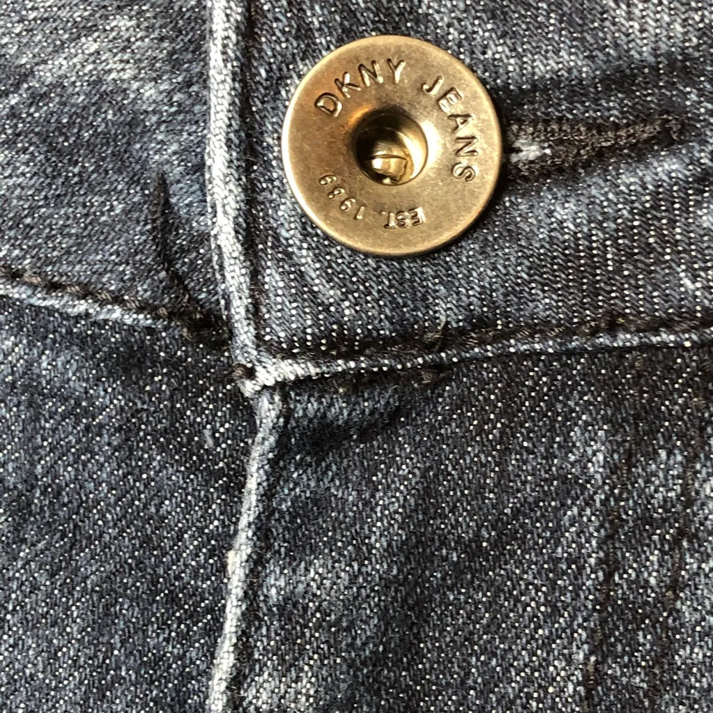 SIZE 14 DKNY CROPPED JEANS 5 POCKETS - Image 3