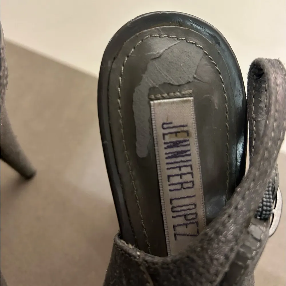 JENNIFER LOPEZ Elegant Black/grey Peep-Toe Slingback Heels - Image 7