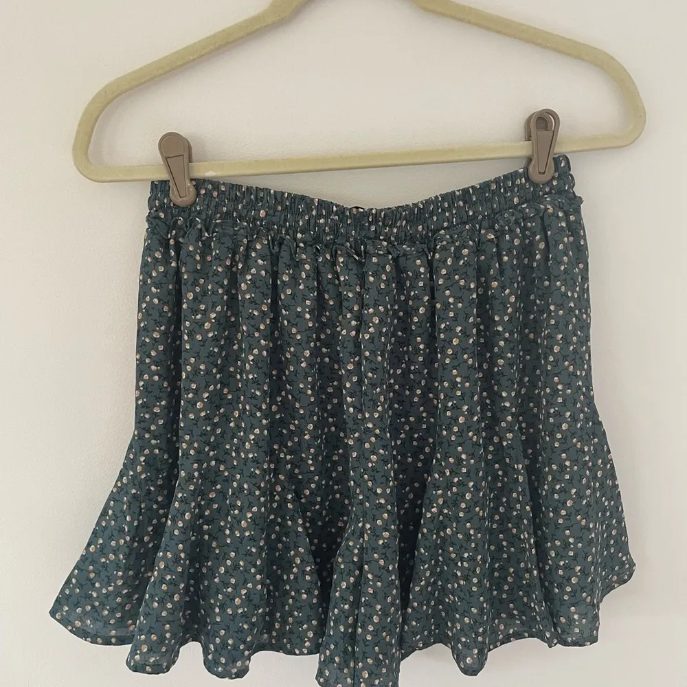 Paper Crane flowy shorts  size medium NWOT - Image 7
