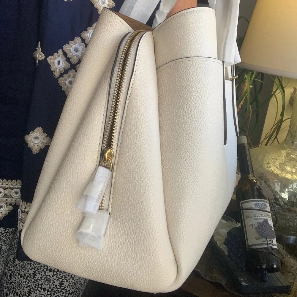 Coach Authentic  1941 Pebbled leather 3 compartments turnlock carryall/tote/Crosb - Image 8