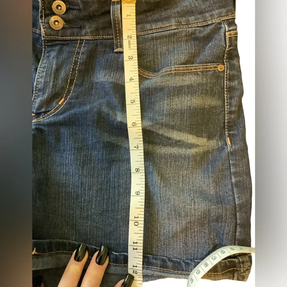 DENIZEN® from Levi's® Women's High-Rise 3" Cuffed. Like New Condition. Size 6 - Image 5