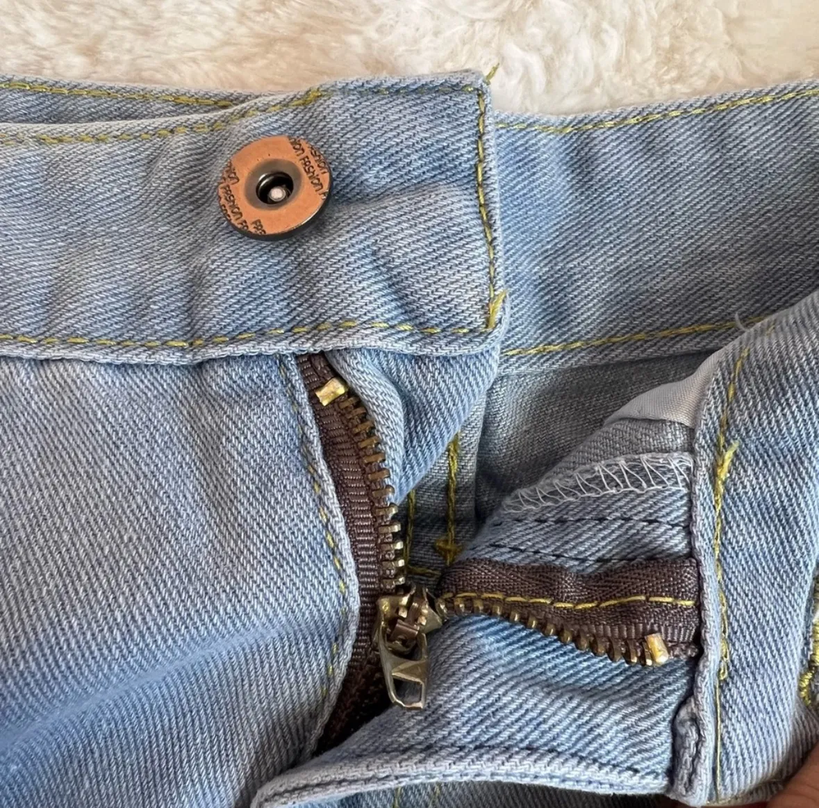 Light Blue Distressed Ripped Denim Y2K Jean Shorts Size 28 - Image 5