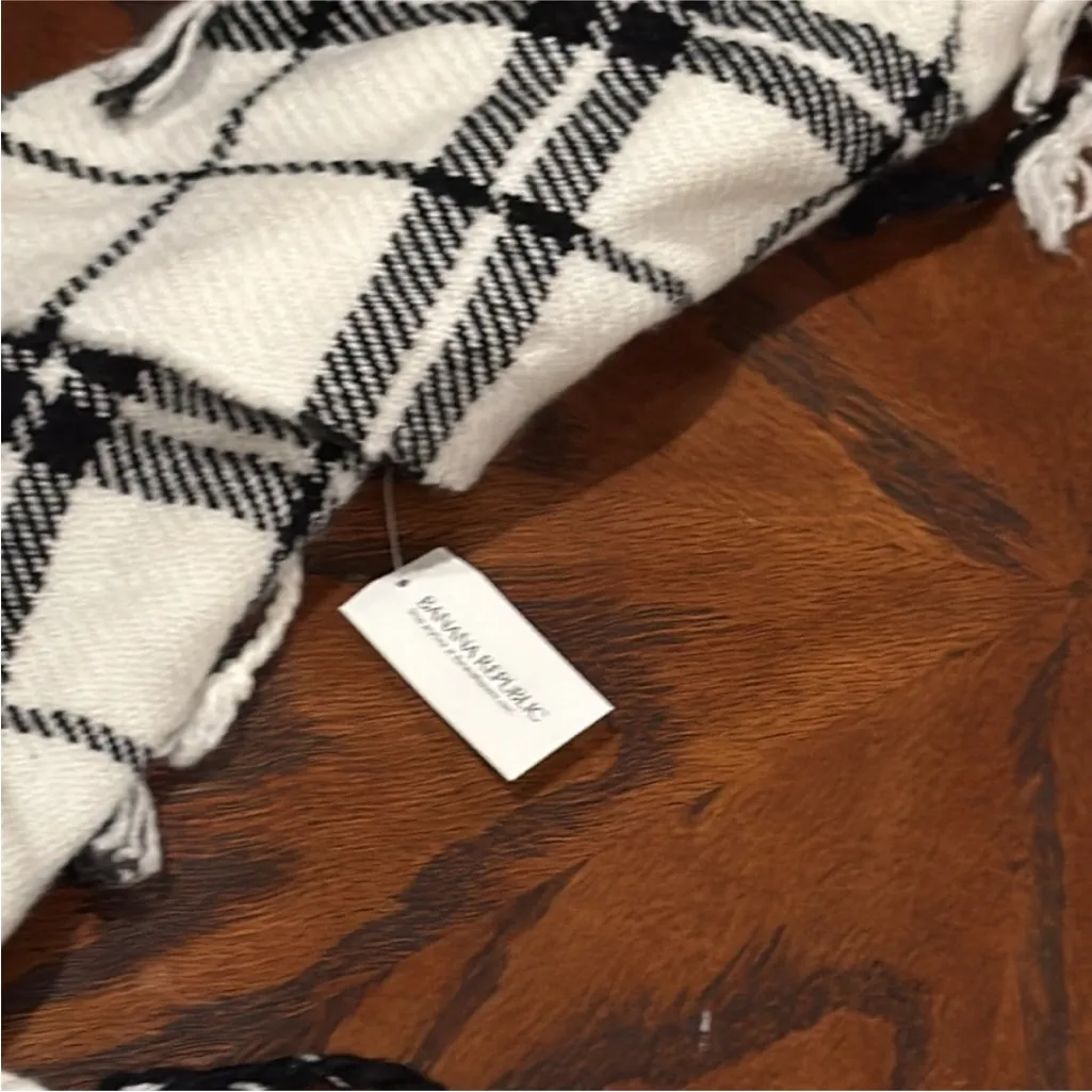 Banana Republic Black and Cream Plaid Scarf - Image 6