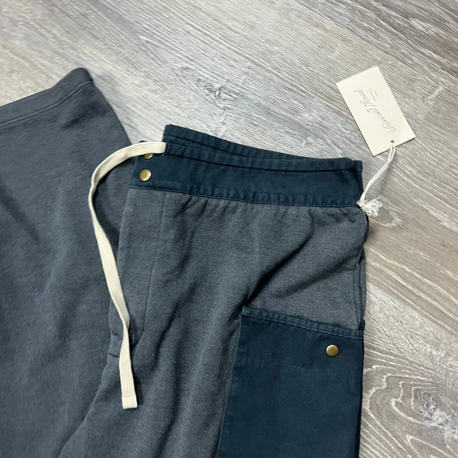 Universal Thread Women's Dark Gray Cargo Tapered Pants - Size Medium - NWT - Image 3