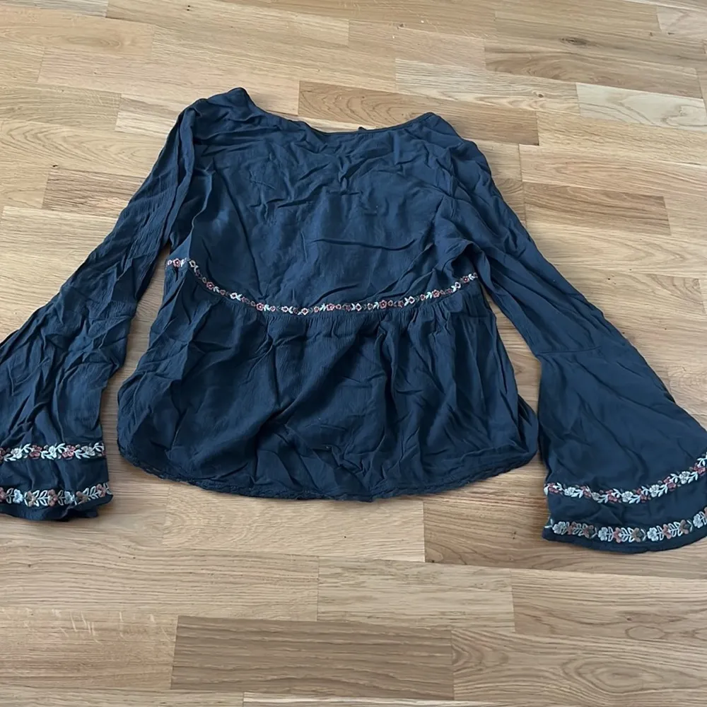 NWOT AEO bell sleeve embroidered top - Image 7