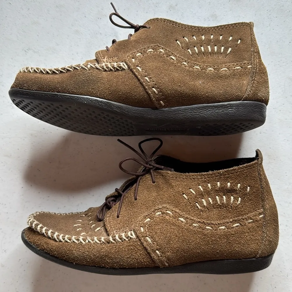 Minnetonka Stitched Moccasin Brown Suede Chukka Shoes Size 6 - Image 2