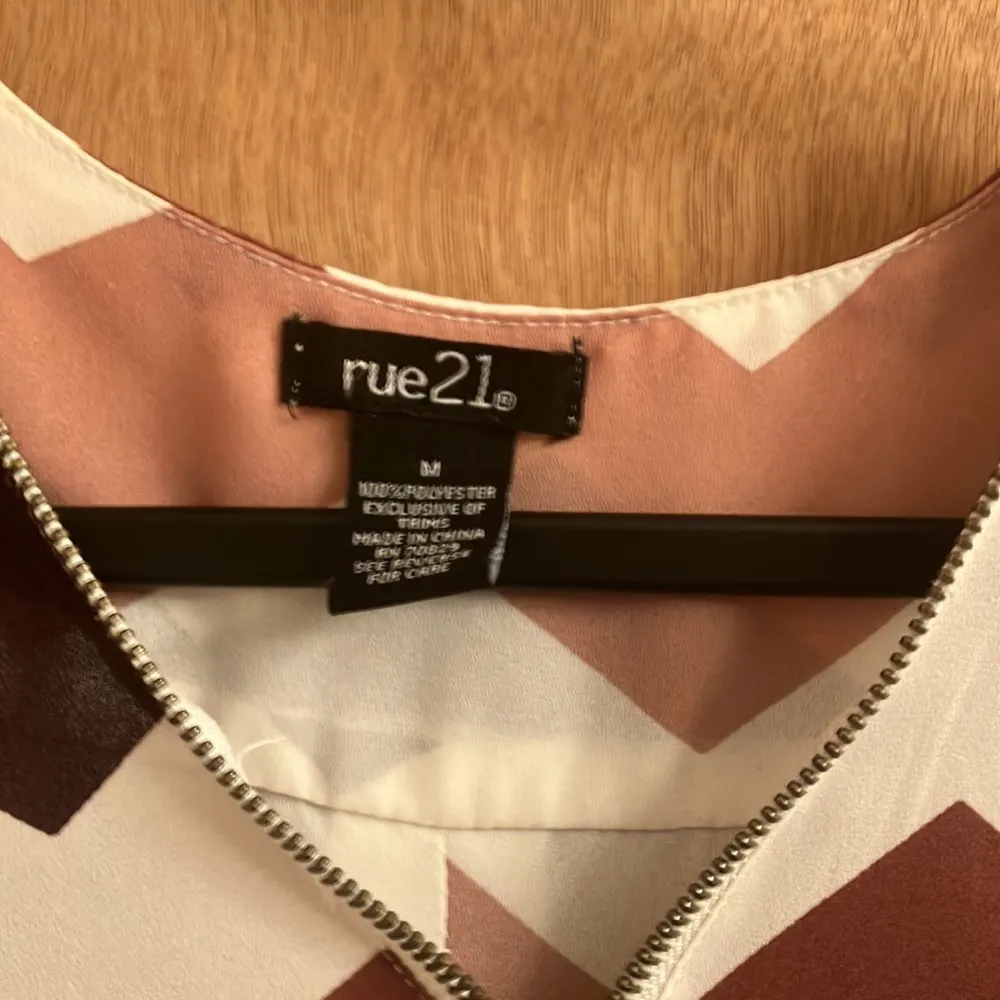 Rue 21 printed half zip blouse woman’s size medium - Image 5