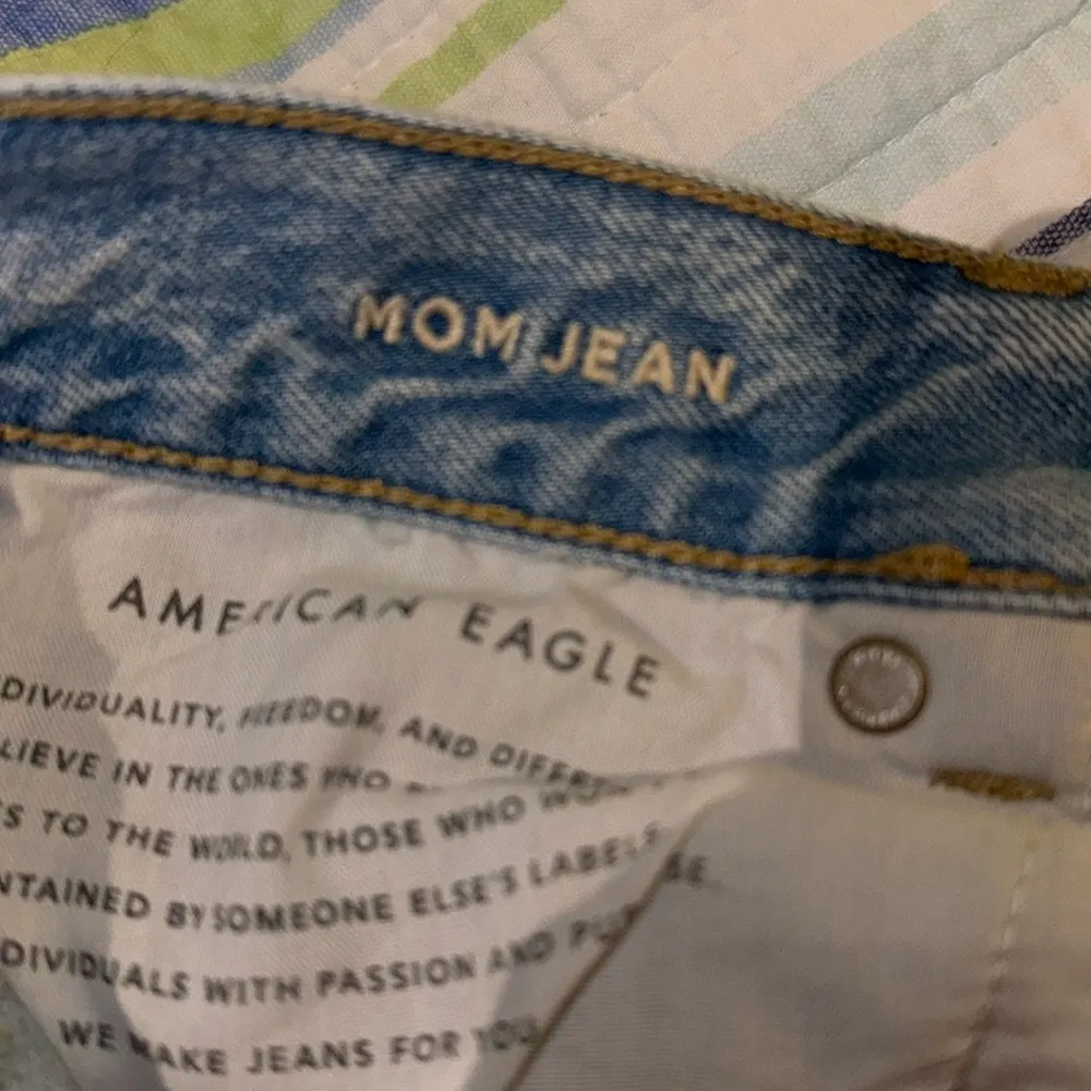 EUC light wash denim mom jeans - Image 4