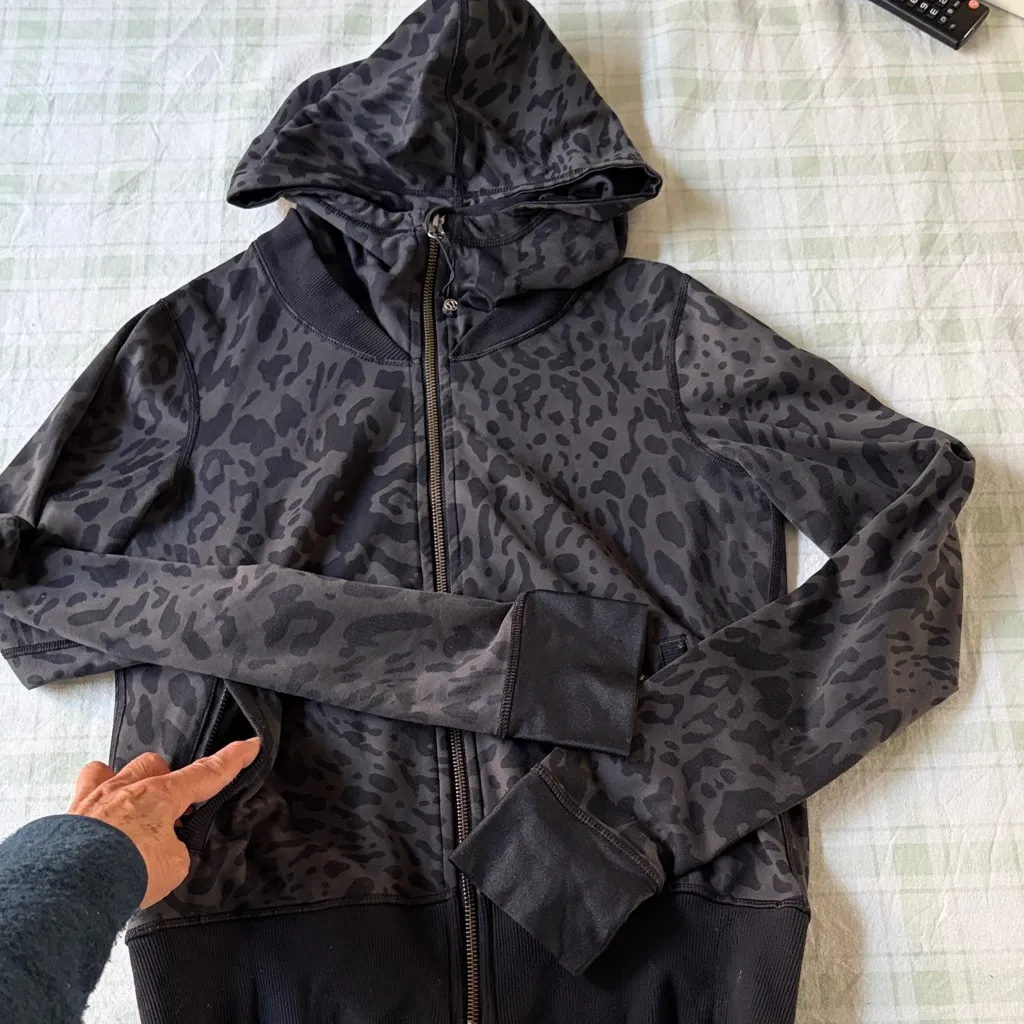 Lululemon Black Leopard Print Women's Jacket - Image 7