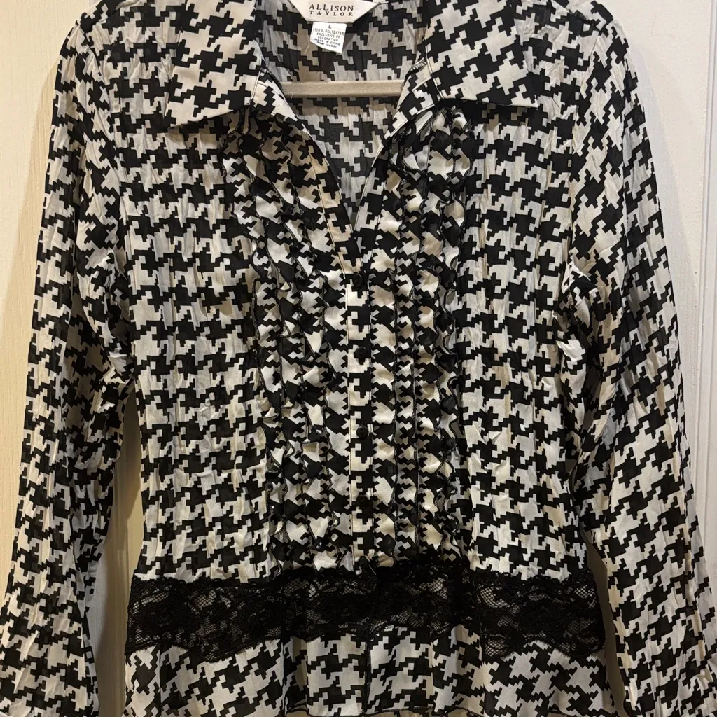 ALLISON TAYLOR BLACK AND WHITE HOUNDSTOOTH BLOUSE WITH LACE ON BOTTOM SIZE LARGE - Image 1