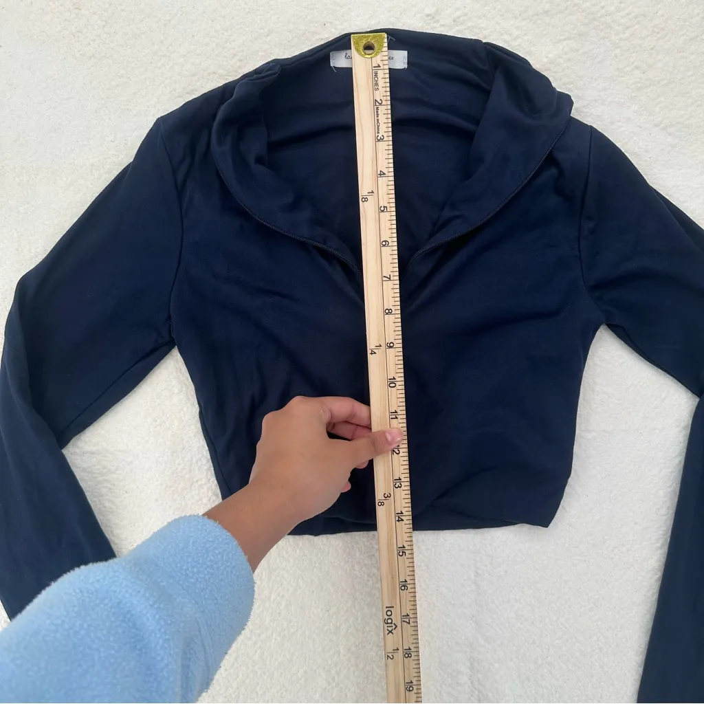 NWOT Laura’s Boutique Navy Cropped V - Image 4